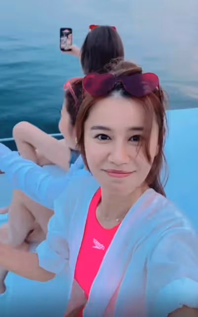 TVB三大女神坐遊艇出海，滿屏都是大長腿，陳自瑤穿泳衣曲線完美
