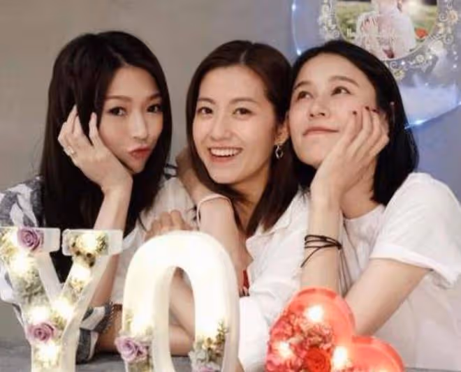 TVB三大女神坐遊艇出海，滿屏都是大長腿，陳自瑤穿泳衣曲線完美
