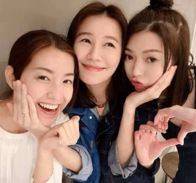 TVB三大女神坐遊艇出海，滿屏都是大長腿，陳自瑤穿泳衣曲線完美
