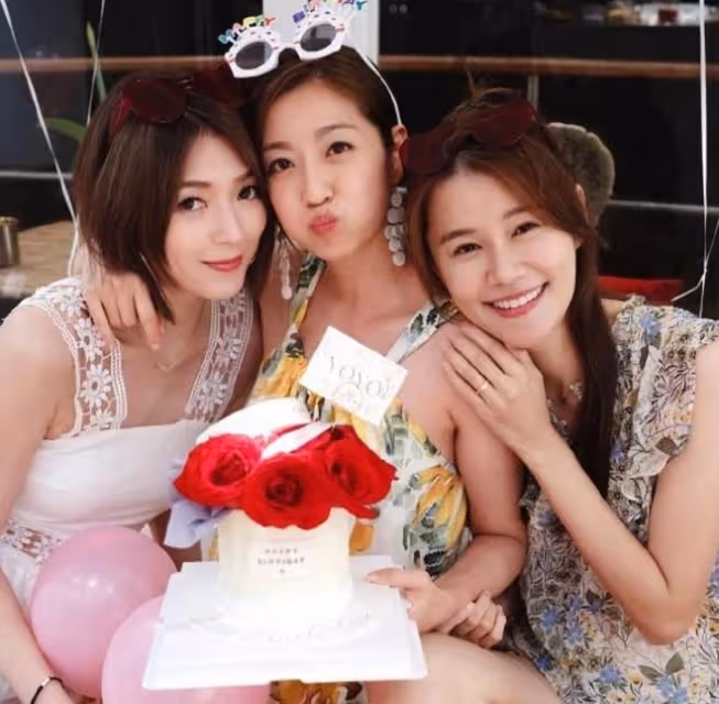 TVB三大女神坐遊艇出海，滿屏都是大長腿，陳自瑤穿泳衣曲線完美