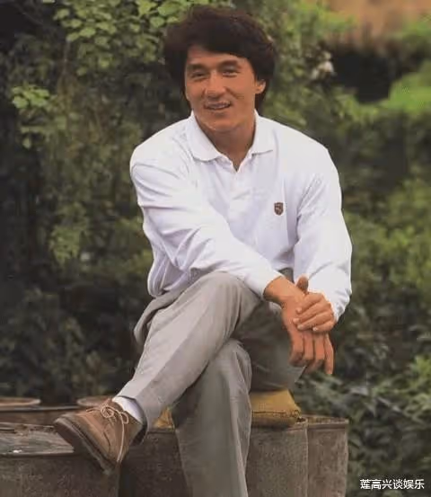 成龍自曝「當年被50多人」拿刀包圍 !唯有一人留下救我 後半輩子「任他欺負」:只認他是大哥
