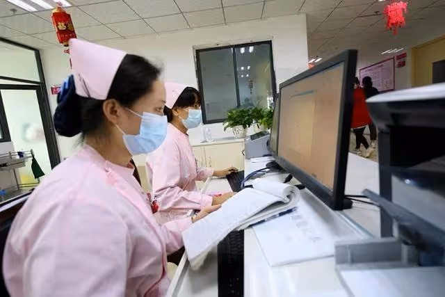 爸爸給兒子取名「宇凡」!辦出生證明時護士手誤「多添一筆」媽媽不怒反喜:不改了