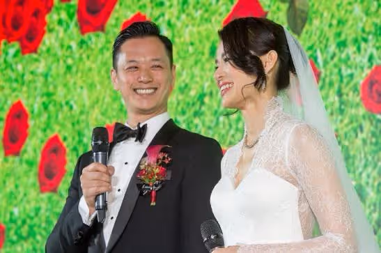 41歲胡杏兒全家照!與黃宗澤8年戀情成空 「閃嫁豪門4年生2胎」 今一家四口同框超幸福