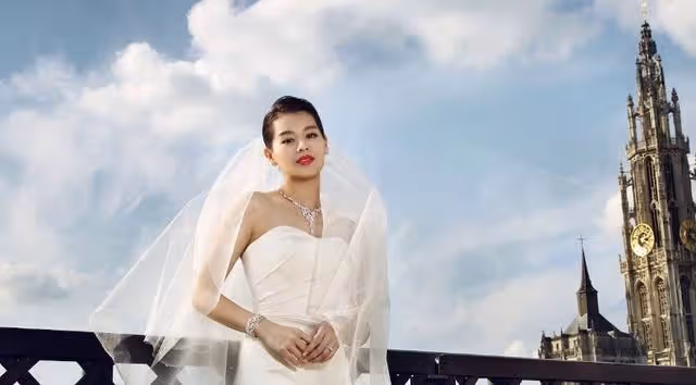 41歲胡杏兒全家照!與黃宗澤8年戀情成空 「閃嫁豪門4年生2胎」 今一家四口同框超幸福