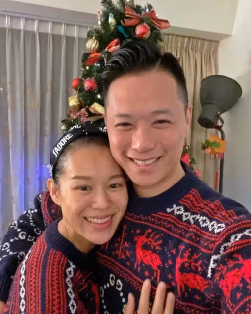 41歲胡杏兒全家照!與黃宗澤8年戀情成空 「閃嫁豪門4年生2胎」 今一家四口同框超幸福