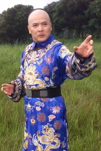 68歲華視小生搬回家照顧「父母相繼離開」一夜白髮　「早買好塔位」盼伴雙親身旁不婚不生