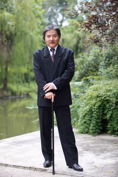 68歲華視小生搬回家照顧「父母相繼離開」一夜白髮　「早買好塔位」盼伴雙親身旁不婚不生