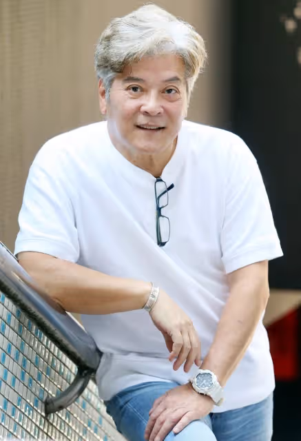 68歲華視小生搬回家照顧「父母相繼離開」一夜白髮 「早買好塔位」盼伴雙親身旁不婚不生