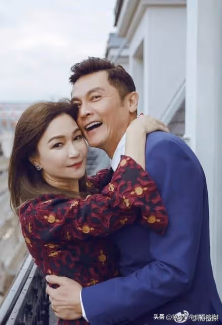 「與梁朝偉是同學」娶空姐老婆29年從未傳緋聞 「38年打拚財產全記妻名下」2女兒承襲高顏值