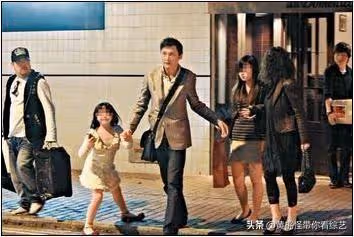 「與梁朝偉是同學」娶空姐老婆29年從未傳緋聞 「38年打拚財產全記妻名下」2女兒承襲高顏值