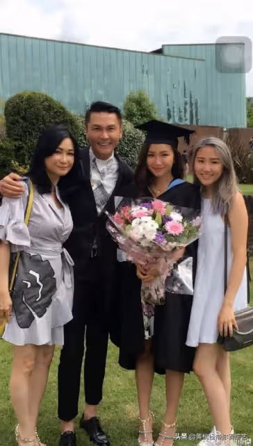 「與梁朝偉是同學」娶空姐老婆29年從未傳緋聞　「38年打拚財產全記妻名下」2女兒承襲高顏值