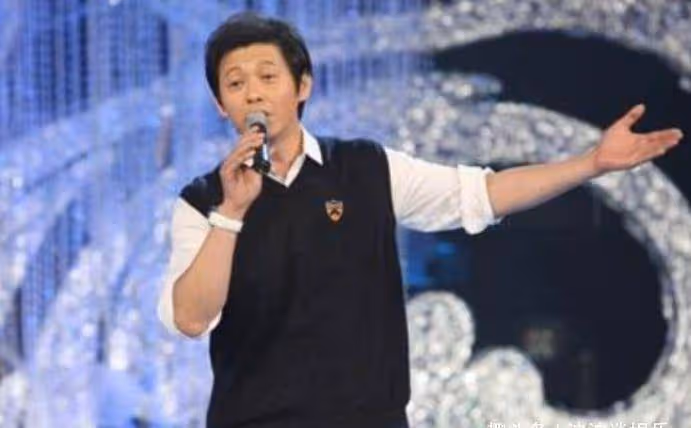 他主持過春晚與董卿相戀,曾經很是輝煌,如今56歲風光不再了