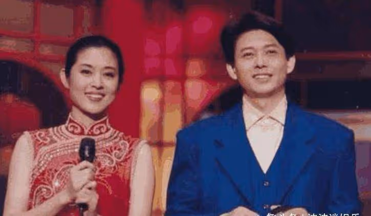 他主持過春晚與董卿相戀,曾經很是輝煌,如今56歲風光不再了