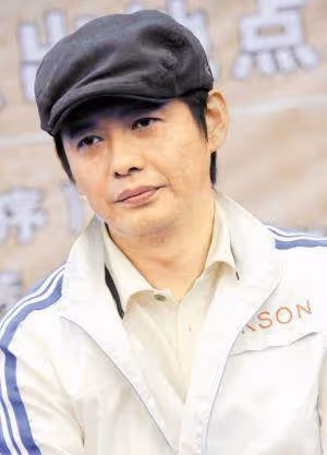 他主持過春晚與董卿相戀,曾經很是輝煌,如今56歲風光不再了