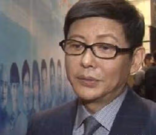 他主持過春晚與董卿相戀，曾經很是輝煌，如今56歲風光不再了