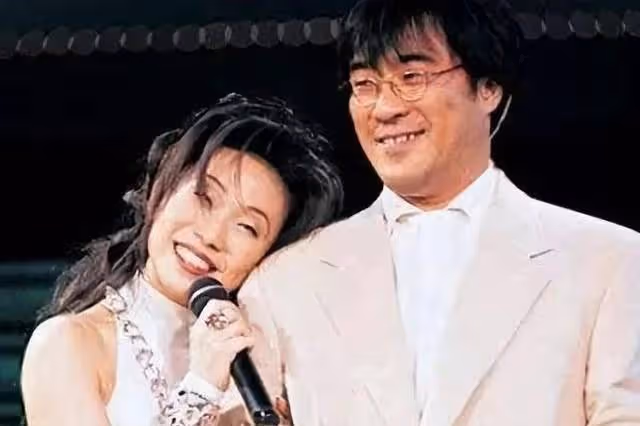 他捧紅了半個樂壇女歌手，用餐巾紙5分鐘寫下的歌，一火就是30年
