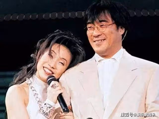 他捧紅了半個樂壇女歌手,用餐巾紙5分鐘寫下的歌,一火就是30年