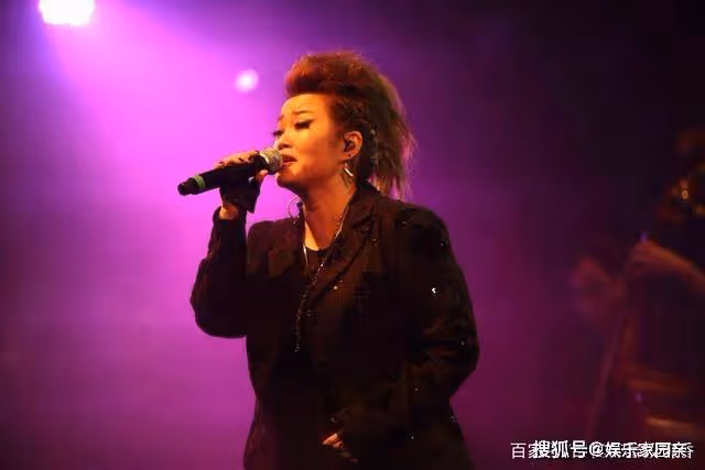 他捧紅了半個樂壇女歌手,用餐巾紙5分鐘寫下的歌,一火就是30年