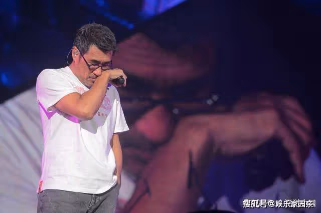 他捧紅了半個樂壇女歌手,用餐巾紙5分鐘寫下的歌,一火就是30年