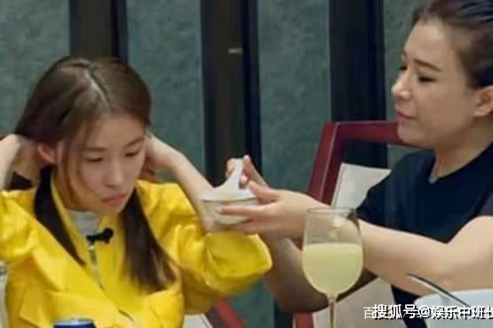 《變形記》16歲巨嬰：每天花銷過萬、吃飯要人喂，今成了這樣