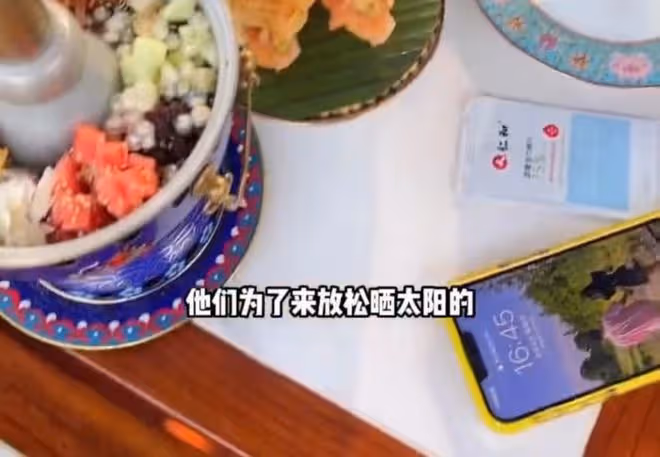 王思聰戀愛太甜蜜！用與慎婕合照當壁紙，女方胳膊多處淤青惹擔憂