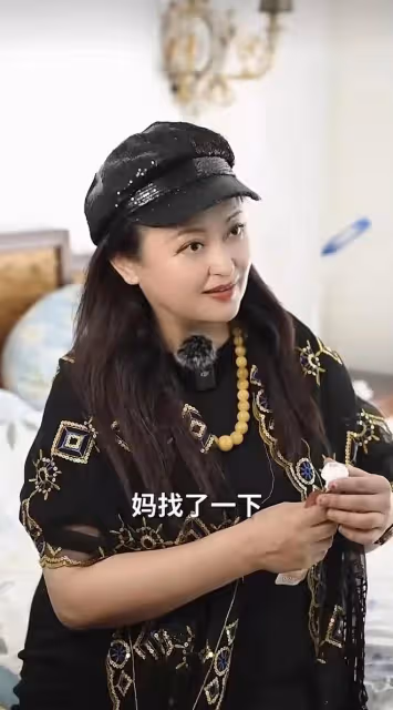 王璐瑤82歲媽媽罕見露面,長相出眾為俄羅斯族,兩人同框像似姐妹