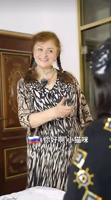 王璐瑤82歲媽媽罕見露面,長相出眾為俄羅斯族,兩人同框像似姐妹