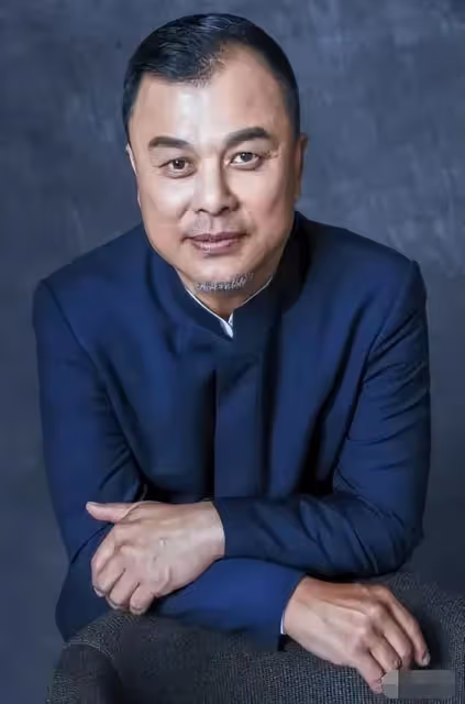 王璐瑤82歲媽媽罕見露面,長相出眾為俄羅斯族,兩人同框像似姐妹