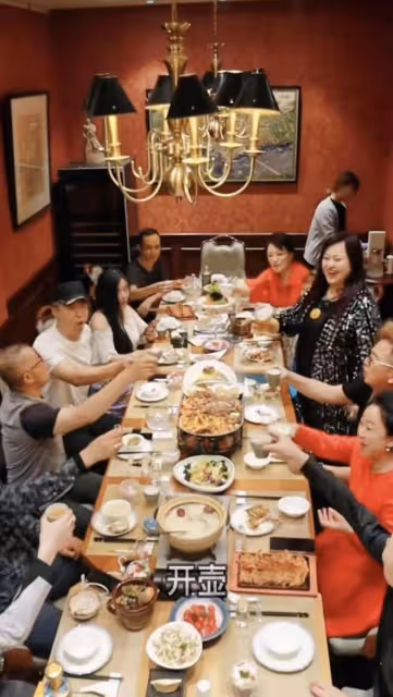 王璐瑤82歲媽媽罕見露面,長相出眾為俄羅斯族,兩人同框像似姐妹