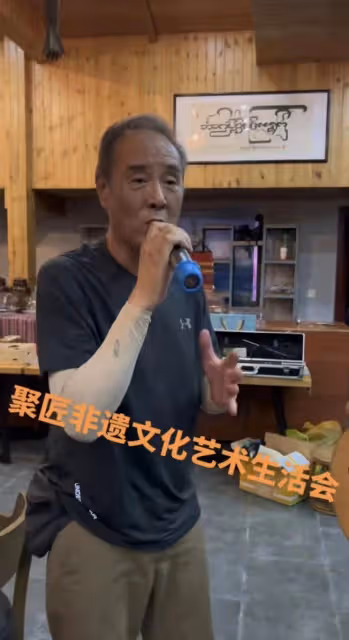 72歲《亮劍》丁團長曬近況，室內飆歌中氣十足，兩鬢斑白身體硬朗