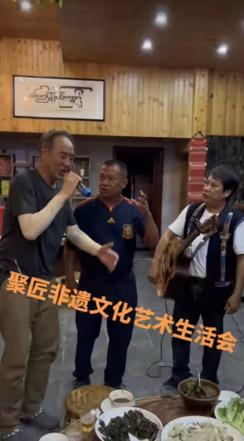 72歲《亮劍》丁團長曬近況，室內飆歌中氣十足，兩鬢斑白身體硬朗