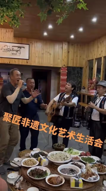 72歲《亮劍》丁團長曬近況，室內飆歌中氣十足，兩鬢斑白身體硬朗