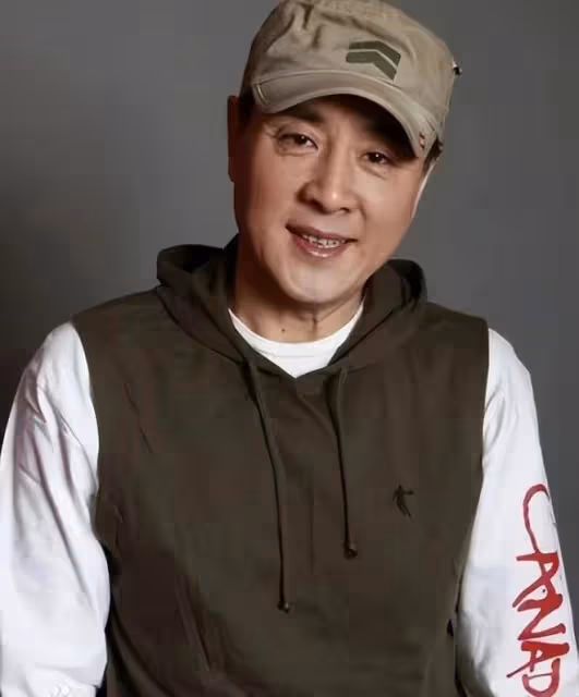 72歲《亮劍》丁團長曬近況，室內飆歌中氣十足，兩鬢斑白身體硬朗