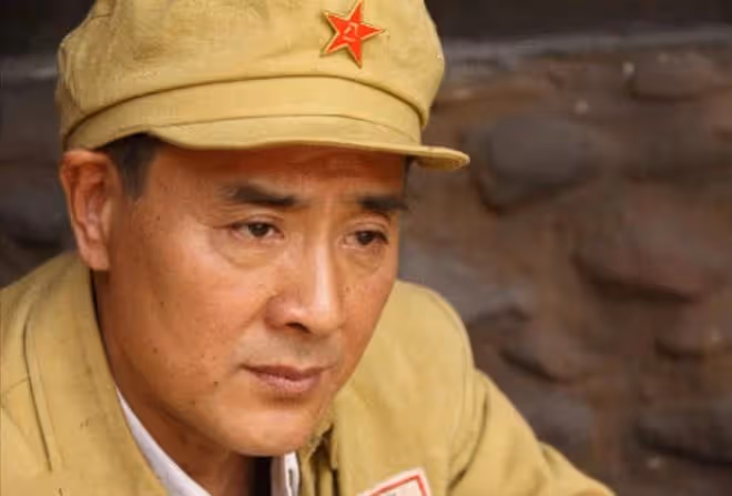 72歲《亮劍》丁團長曬近況,室內飆歌中氣十足,兩鬢斑白身體硬朗