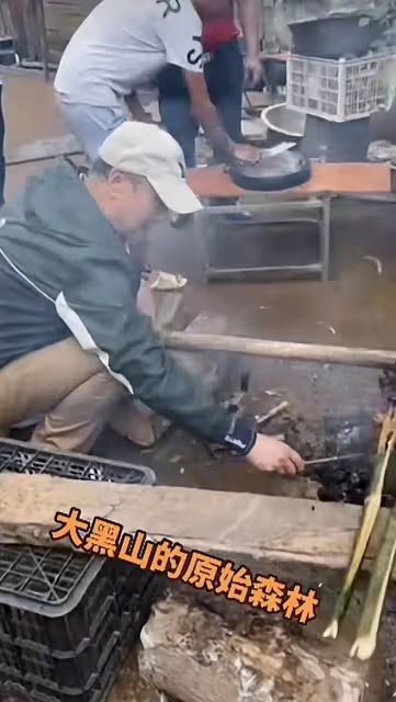 72歲《亮劍》丁團長曬近況,室內飆歌中氣十足,兩鬢斑白身體硬朗