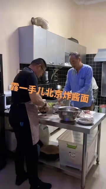 72歲《亮劍》丁團長曬近況,室內飆歌中氣十足,兩鬢斑白身體硬朗