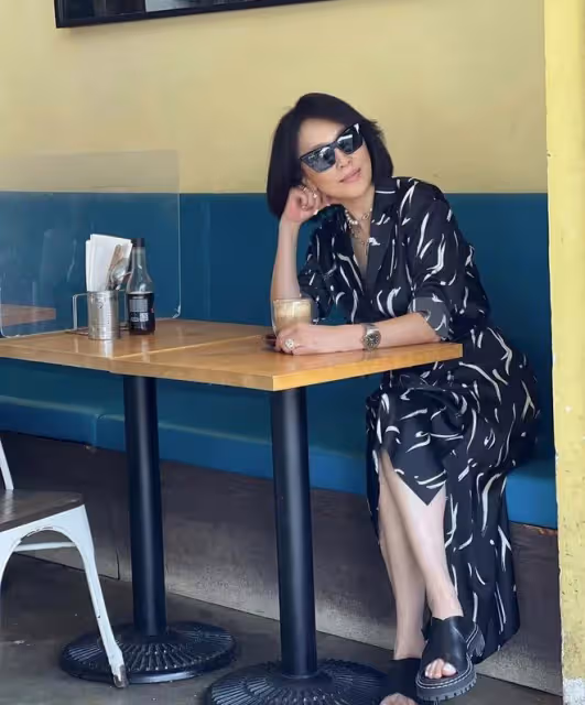 劉嘉玲悼念英女王惹爭議!不懼輿論外出覓食,戴滿首飾吃整隻烤雞