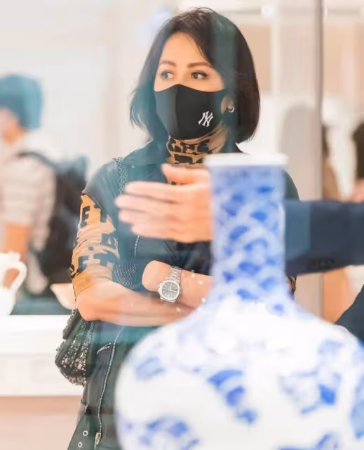 劉嘉玲悼念英女王惹爭議!不懼輿論外出覓食,戴滿首飾吃整隻烤雞