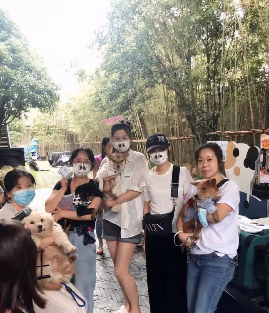孫儷帶兒女參加義賣，與路人合影青筋凸起，一搪瓷杯賣89元引熱議