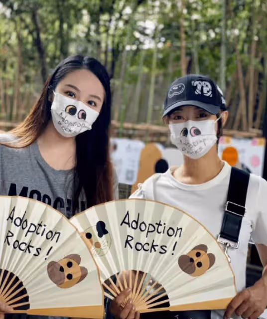 孫儷帶兒女參加義賣，與路人合影青筋凸起，一搪瓷杯賣89元引熱議