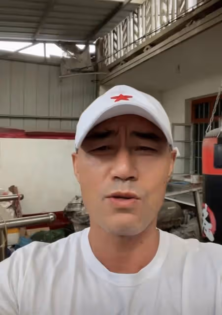 旭日陽剛王旭回河南老家探親,家中雜物亂堆太髒亂,屋頂破損嚴重