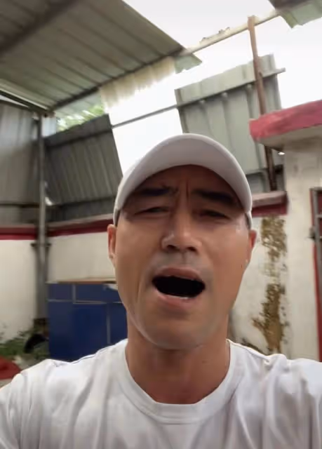 旭日陽剛王旭回河南老家探親,家中雜物亂堆太髒亂,屋頂破損嚴重