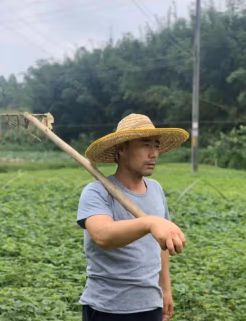 旭日陽剛王旭回河南老家探親,家中雜物亂堆太髒亂,屋頂破損嚴重