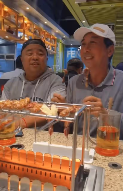 馮鞏帶徒弟聚餐!啤酒配腰子喝到滿臉通紅,飯店內高聲唱歌無人識