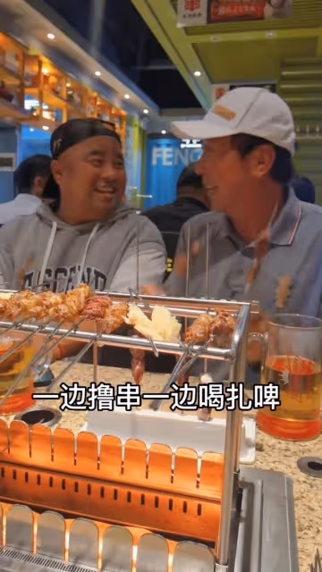 馮鞏帶徒弟聚餐!啤酒配腰子喝到滿臉通紅,飯店內高聲唱歌無人識