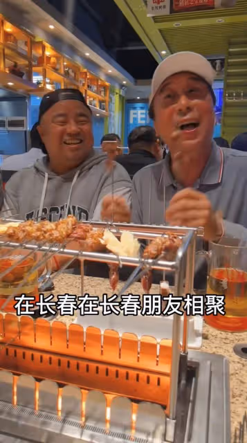 馮鞏帶徒弟聚餐!啤酒配腰子喝到滿臉通紅,飯店內高聲唱歌無人識