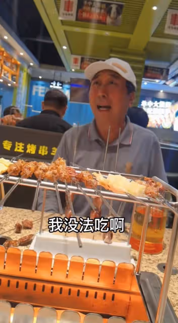 馮鞏帶徒弟聚餐!啤酒配腰子喝到滿臉通紅,飯店內高聲唱歌無人識