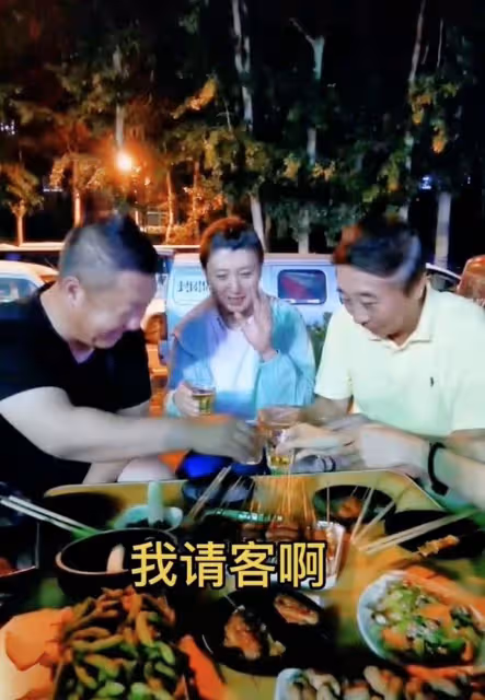 馮鞏帶徒弟聚餐!啤酒配腰子喝到滿臉通紅,飯店內高聲唱歌無人識