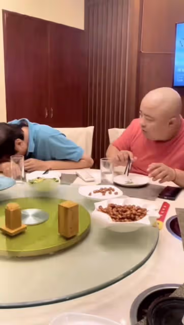 馮鞏帶徒弟聚餐!啤酒配腰子喝到滿臉通紅,飯店內高聲唱歌無人識