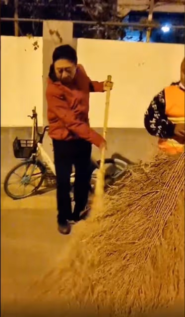 馮鞏帶徒弟聚餐!啤酒配腰子喝到滿臉通紅,飯店內高聲唱歌無人識